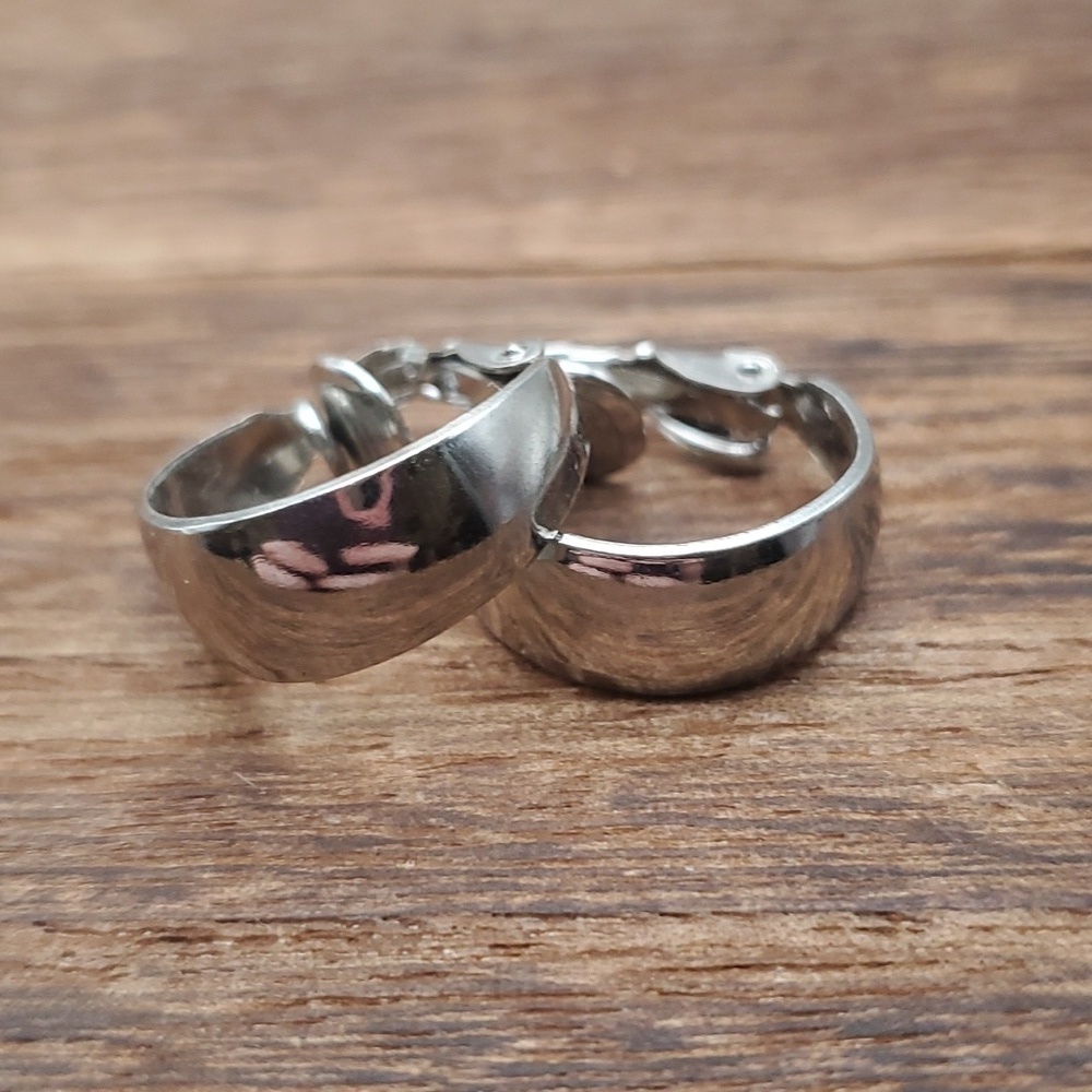Silver tone 1960s hoop earrings clip on E734